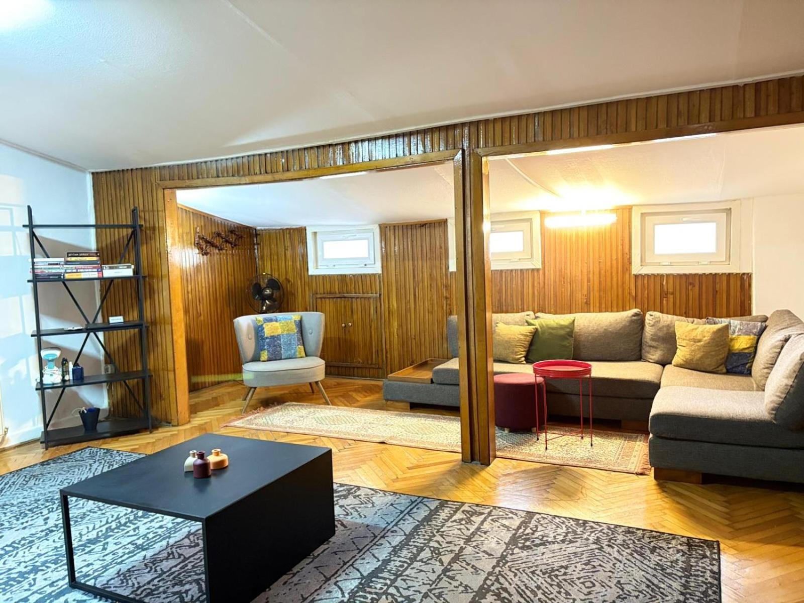 Daire Bohemian Flat, 2br, In Taksim Square, Beyoglu *