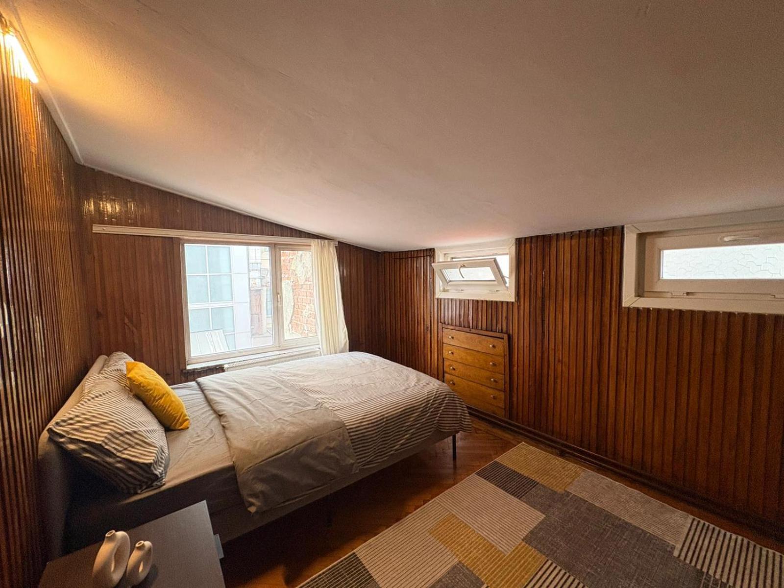 Daire Bohemian Flat, 2br, In Taksim Square, Beyoglu *