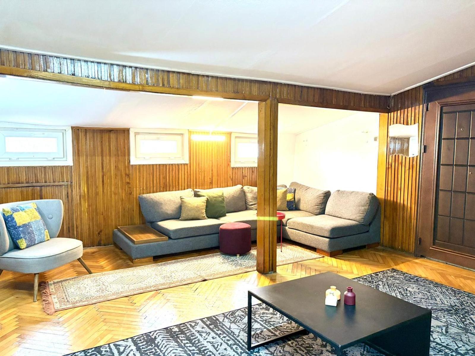 Daire Bohemian Flat, 2br, In Taksim Square, Beyoglu İstanbul