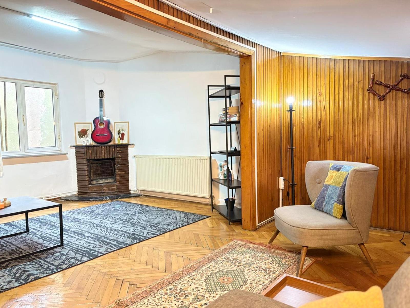 Daire Bohemian Flat, 2br, In Taksim Square, Beyoglu