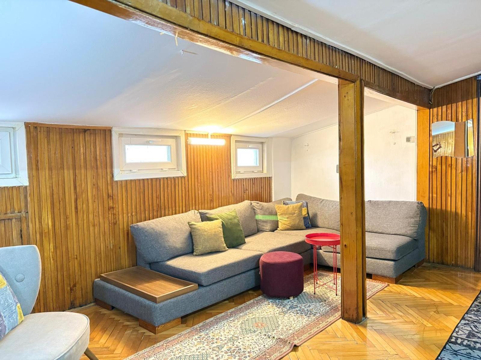 Daire Bohemian Flat, 2br, In Taksim Square, Beyoglu İstanbul