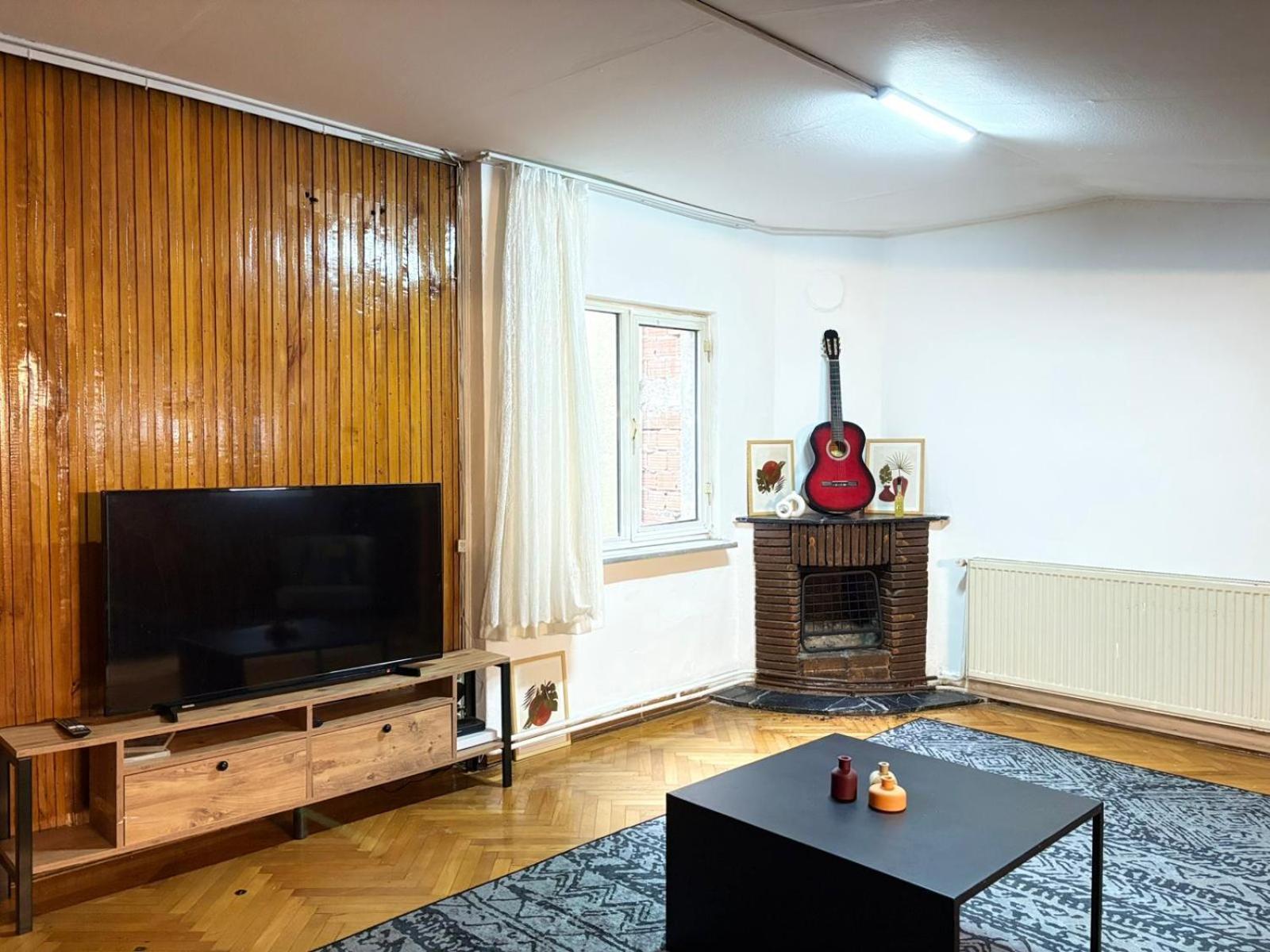 Bohemian Flat, 2br, In Taksim Square, Beyoglu