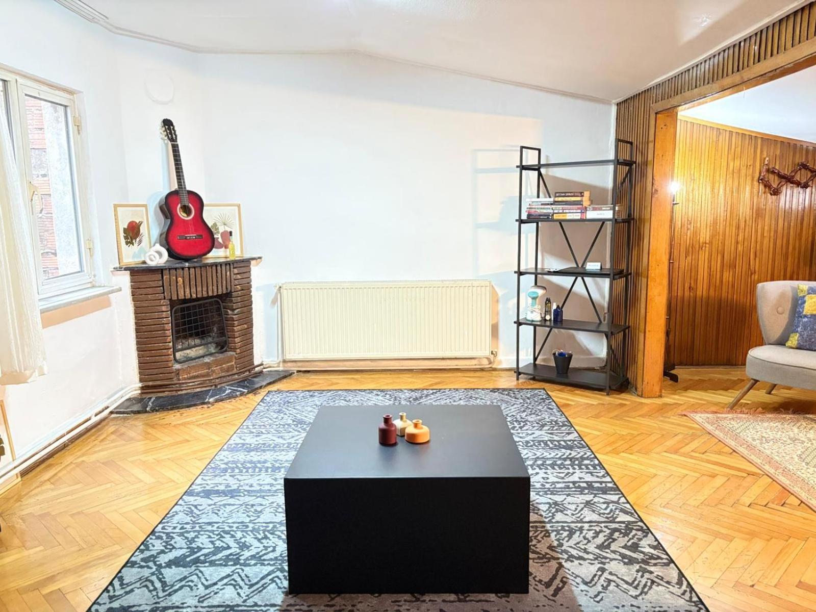 Daire Bohemian Flat, 2br, In Taksim Square, Beyoglu